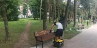 В рамках муниципального контракта на общественных территориях Курска проводятся работы по содержанию и ремонту малых архитектурных форм. - Город Курск