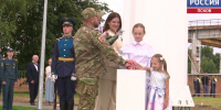 Многодетная семья Корушкиных подняла флаг на новом флагштоке на алее Победы - ГТРК Псков
