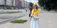 Активисты СПРАВЕДЛИВОЙ РОССИИ раздают свежий июльский выпуск партийной газеты на главных улицах Липецка - Справедливая Россия