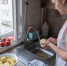 Больше не скоблю молодой картофель ножом: целую кастрюлю чищу за минуту - ProGorodNN.Ru