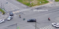 Водитель универсала столкнулась с курьером на СИМ в Пскове при повороте налево - Pln-Pskov.Ru