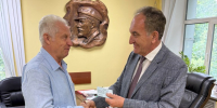 Первый секретарь МК КПРФ Николай Васильев вручил удостоверение кандидата в Госдуму генерал-майору Константину Чмарову - КПРФ