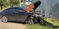 Водитель легковушки снес трубу в Вачском округе — мужчину доставили в больницу - фото 1 - vGorodeN.Ru