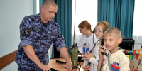 «Каникулы с Росгвардией» познакомили юных курганцев с профессией военного связиста - Росгвардия