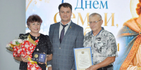 Вручение медали «За любовь и верность» Наталье и Александру Акст - Газета Вести