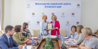 Сохранить ребенка в родной семье — главный приоритет - Минсоцзащиты Алтайского края