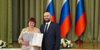 В честь празднования Дня работника торговли продавец и технолог Людмила Усманова награждена почётной грамотой губернатора Кузбасса. - Администрация Кемеровского района