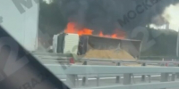 Самосвал с песком перевернулся и загорелся на МСД - M24.Ru