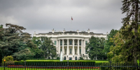 WSJ: сотрудники Белого дома сдали телефоны из-за утечки данных о борте Трампа - M24.Ru
