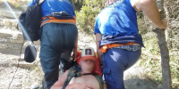 Спасатели эвакуировали травмированного туриста из Москвы с дикого пляжа в Геленджике - Кубанские Новости