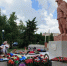 Пенсионеры Романовки возложили созданные букеты к памятнику воинам - Министерство труда и соцзащиты