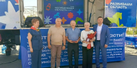 На фото вручение медалей "Семейное счастье" супружеской паре.  Глава города, замминистра здравоохранения и супружеская пара., Изображение. - Правительство Челябинской области