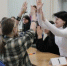 Подростки сидят за столом и выполняют упражнения для рук - Научная библиотека