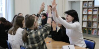 Подростки сидят за столом и выполняют упражнения для рук - Научная библиотека