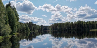 облака отражаются в лесном озере - Петрозаводск говорит