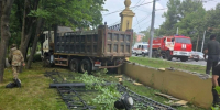 В Поволжье грузовик искорежил легковушку, снес забор и летел к пешеходной дорожке - 47 новостей