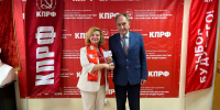 Первый секретарь МК КПРФ Николай Васильев вручил удостоверение кандидата в Госдуму Тамаре Беляевой - КПРФ