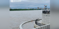 Прохожий спас двоих детей от возможной беды на набережной Благовещенска - gtrkamur.ru - ГТРК Амур