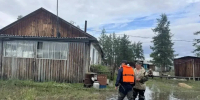 В Верхоянском районе спасатели помогают жителям подтопленного села Сайды - Комсомольская Правда
