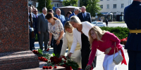 Гости из КНР и 26-ти городов России возложили цветы к Стеле городов воинской славы в Пскове - Pln-Pskov.Ru
