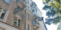 Прохожий заметил ребёнка в окне на улице Широкой в Новосибирске - Gorsite.Ru