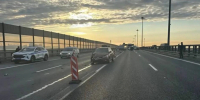 Женщина уснула за рулем Kia на КАД и влетела в двух рабочих - Комсомольская правда