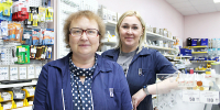 Продавцы Татьяна Попова и Ирина Юницына. Фото Валентины Павловской. - Газета Важский край