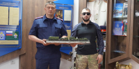 В День сотрудника органов следствия участники специальной военной операции передали макет поезда - Следственный комитет
