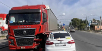 Водитель легкового автомобиля вытолкнул другую машину под фуру на М10 под Тверью - Афанасий-биржа