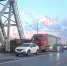 Под Ростовом на Западном мосту на бок завалился грузовик  - DonDay.Ru