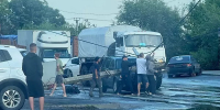 В Ростове на Всесоюзной в результате непогоды столб ЛЭП рухнул на автомобиль  - DonDay.Ru