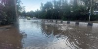 Скорая помощь застряла в огромной луже на Стадионной — ростовчане сами прочистили ливневку - Bloknot-Rostov.Ru