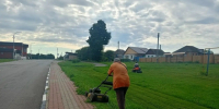 За красотой и благоустройством наших улиц стоит ежедневный труд сотрудников Краснояружского зеленстроя.. - Краснояружский район
