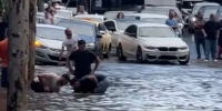 Водители вышли чистить ливневки на затопленной улице Ростова - DonDay.Ru