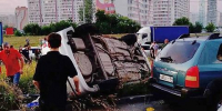 В Новосибирске минивэн Nissan Tino вылетел с проезжей части и перевернулся - Baikal24.Ru