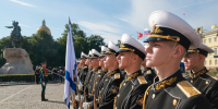 В День Военно-Морского Флота Александр Беглов и Александр Моисеев возложили цветы к Медному всаднику и памятнику адмиралу Ушакову - Администрация г. Санкт-Петербурга