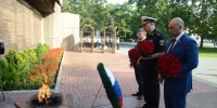 В Севастополе возложили цветы в честь Дня ВМФ России></div>
	<div class= - Вести.Севастополь