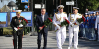 В День Военно-Морского Флота Александр Беглов и Александр Моисеев возложили цветы к Медному всаднику и памятнику адмиралу Ушакову - Spbdnevnik.ru