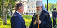 Митрополит Корнилий в День ВМФ возложил цветы к монументу Победы в Архангельске - Архангельская епархия