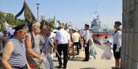 В Волгограде на суше и на воде отметили День ВМФ - Комсомольская правда