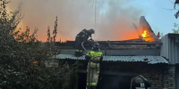 В Кузнецке огонь уничтожил дом, постройки и два автомобиля - Progorod58.Ru
