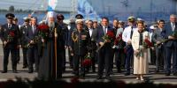 В День ВМФ состоялось возложение цветов к Вечному огню - ИА Dvina29