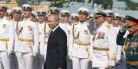 Без парада, но с президентом. Путин приехал в Петербург в день ВМФ - 47 новостей