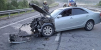 Легковой автомобиль врезался в отбойник в Майминском районе. Фото - Сетевое издание Толк