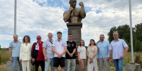 В деревне Федора Конюхова под Тулой установили бюсты двум спортсменам - ТК Первый Тульский