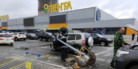 Фонарный столб упал на иномарку в Новосибирске - Gorsite.Ru