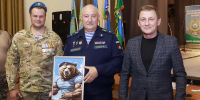 Депутат Законодательного Собрания Данила Воротников (слева) принял участие в празднике десантников. - Законодательное собрание