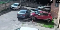 Автомобилистка протаранила несколько машин на парковке и попала на видео в Воронеже - МОЁ! Online