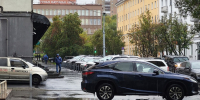 машина на парковке под дождем - ИА Nord-News.Ru