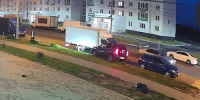Двух пешеходов сбил внедорожник в воронежском ЖК (ВИДЕО) - МОЁ! Online